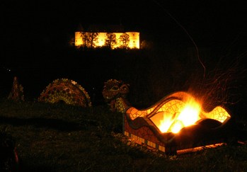 Mosaike für Garten: Drache und Feuerstelle bei Nacht