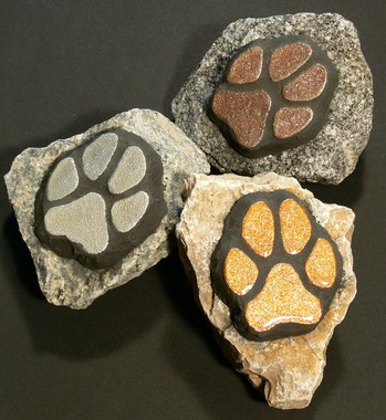 Mosaike für Garten: Hundepfoten auf Stein in gold,silber o. braun
