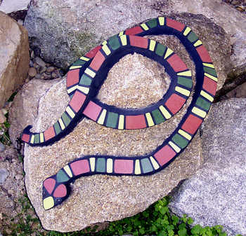 Mosaike für Garten: Mosaik : Schlange burgund-grün-hellgrün