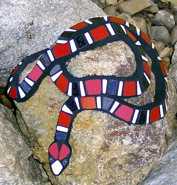 Mosaike für Garten: Mosaik : Schlange rot-schwarz-weiß