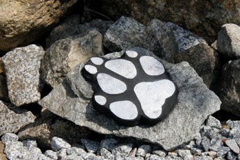 Mosaike für Garten: Mosaikkunst: Hundepfote gross grauweiß