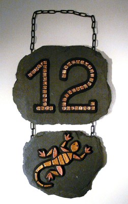 IHR Mosaik: Mosaik-Hausnummer und Gecko auf Schieferplatte