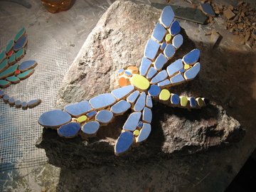 Teilnehmer-Mosaike: Mosaik-Libelle auf Granitstein (noch unverfugt)