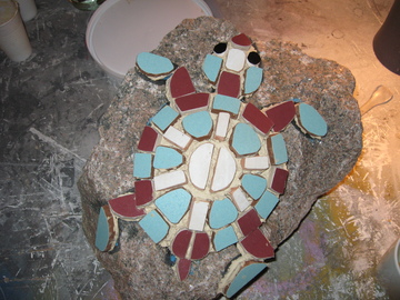 Teilnehmer-Mosaike: Mosaik-Schildkröte auf Granitstein (noch unverfugt)